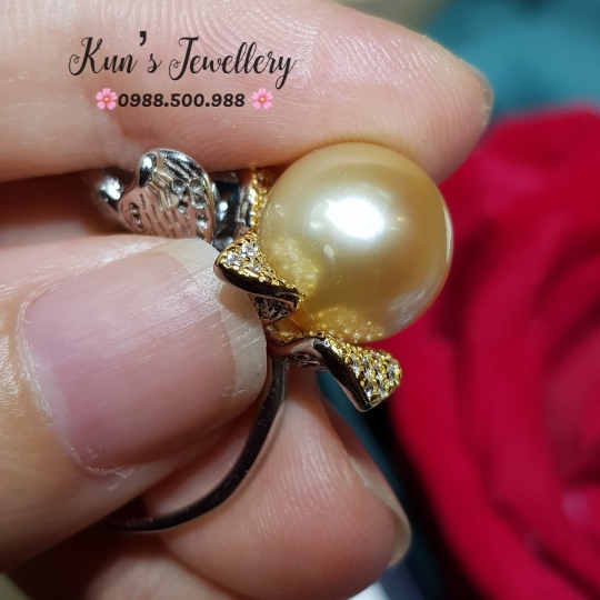   Nhẫn Ngọc trai Biển Southsea Úc 12.6 li . Trụ nhẫn Bạc Ý S925 xi vàng và phủ bạch kim. Thiết kế Freesize