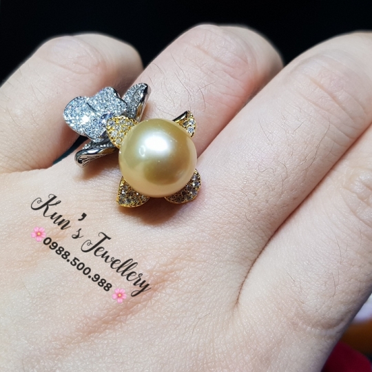   Nhẫn Ngọc trai Biển Southsea Úc 12.6 li . Trụ nhẫn Bạc Ý S925 xi vàng và phủ bạch kim. Thiết kế Freesize
