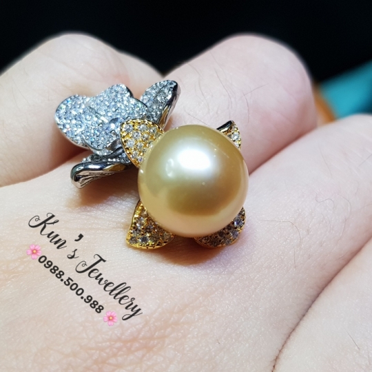   Nhẫn Ngọc trai Biển Southsea Úc 12.6 li . Trụ nhẫn Bạc Ý S925 xi vàng và phủ bạch kim. Thiết kế Freesize