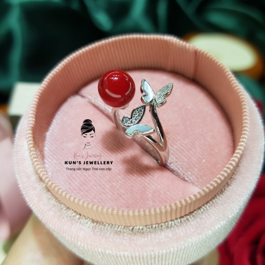 Nhẫn san hô đỏ cánh bướm size 8 li