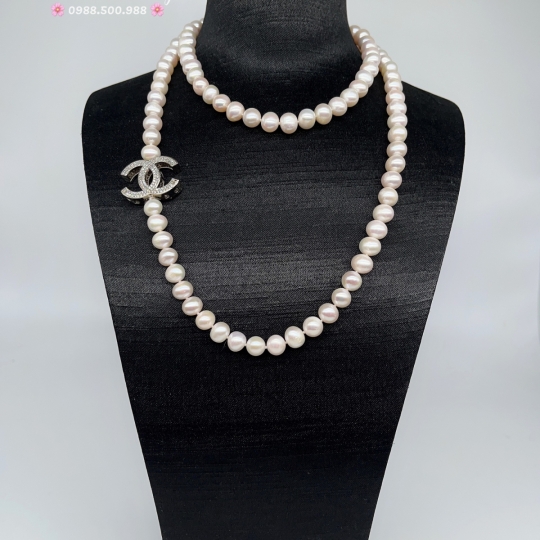 Chuỗi Ngọc trai dài 85 cm. Ngọc trai oval 8-9 li - Charm Chanel đồng cao cấp - khoá bạc oval S925 phủ bạch kim