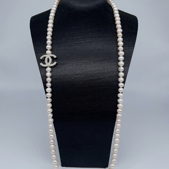 Chuỗi Ngọc trai dài 85 cm. Ngọc trai oval 8-9 li - Charm Chanel đồng cao cấp - khoá bạc oval S925 phủ bạch kim