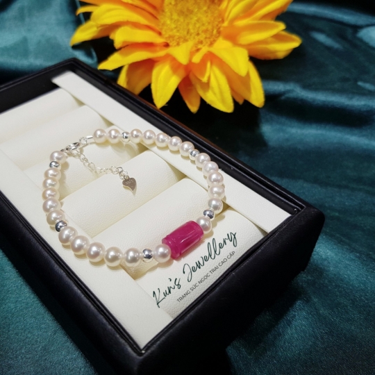 Lắc tay ngọc trai tròn 5 - 5.5 li mix cùng Lu thống Ruby 7 x 10.7 li