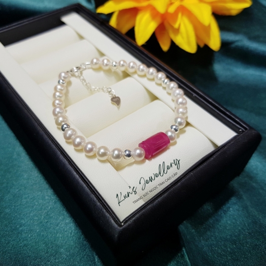 Lắc tay ngọc trai tròn 5 - 5.5 li mix cùng Lu thống Ruby 7 x 10.7 li