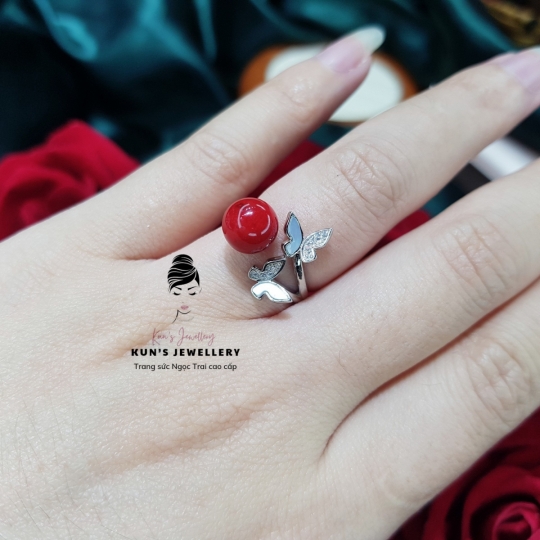 Nhẫn san hô đỏ cánh bướm size 8 li