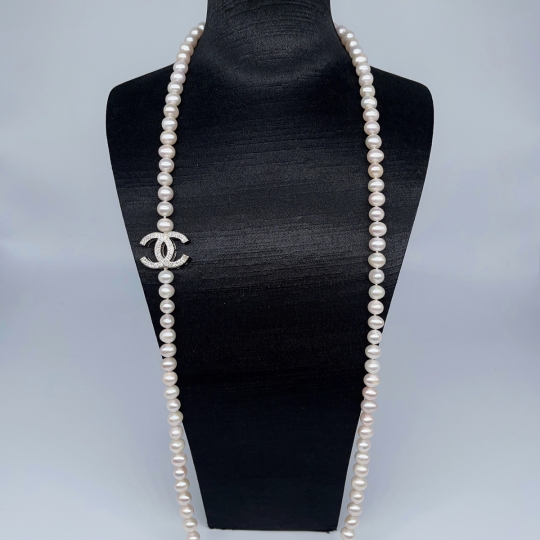 Chuỗi Ngọc trai dài 85 cm. Ngọc trai oval 8-9 li - Charm Chanel đồng cao cấp - khoá bạc oval S925 phủ bạch kim